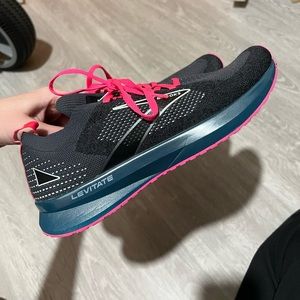 Women’s brooks